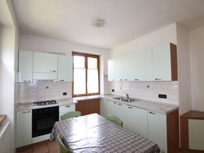 Kühlschrank, Ofen, Herdplatte, Esstisch