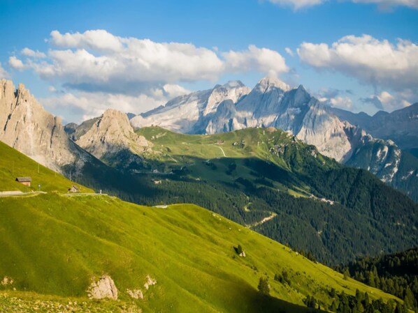 Een bergachtig landschap met heldere lucht.
