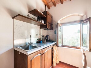 Fridge, stovetop, coffee/tea maker, high chair