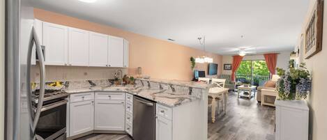 Køleskab, mikrobølgeovn, ovn, kogeplade