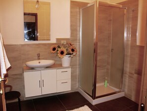 Shower, bidet - Holiday Home in Tuscany with Pool & Garden (Vinci)