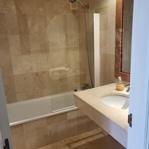 Sèche-cheveux, bidet, serviettes fournies, savon
