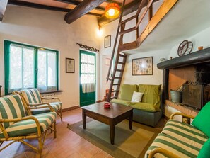 Fireplace - Holiday Home in Migliorini with shared pool (Migliorini - Pistoia)