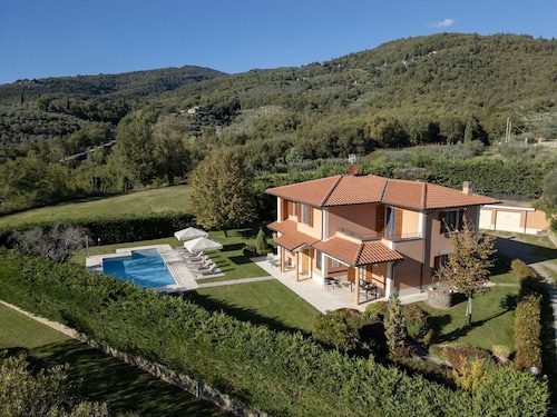 Villa in Tuscany with Private Pool & Views