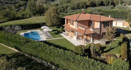 Villa in Tuscany with Private Pool & Views