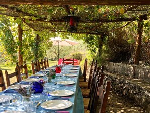Outdoor dining - Detached cottage with pool (Anghiari)
