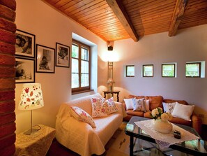 TV, fireplace - Villa in Tuscany with Pool and Valley Views (Castiglion Fiorentino)