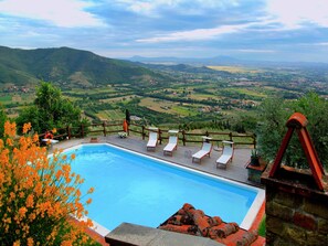 Pool - Villa in Tuscany with Pool and Valley Views (Castiglion Fiorentino)