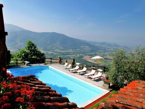 Pool - Villa in Tuscany with Pool and Valley Views (Castiglion Fiorentino)
