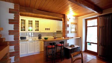 Réfrigérateur, four, lave-vaisselle, tables à manger