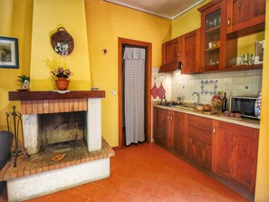 Fridge, oven, dishwasher, coffee/tea maker