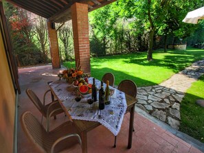 Outdoor dining - Attractive mansion with pool (Chianacce)