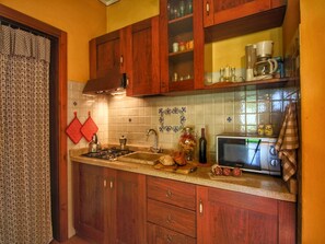 Fridge, oven, dishwasher, coffee/tea maker