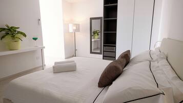 2 Schlafzimmer, Zimmersafe, Schreibtisch, Bügeleisen/Bügelbrett
