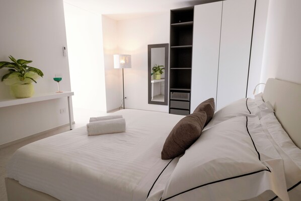 2 bedrooms, in-room safe, desk, iron/ironing board