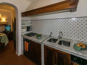 Réfrigérateur, four, cafetière/bouilloire