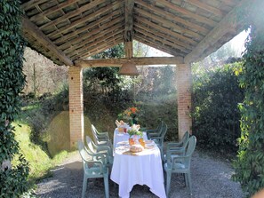 Outdoor dining - Apartment near Pisa with Pool and Garden (Ghizzano di Peccioli)
