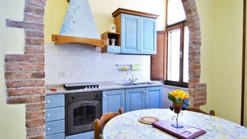 Frigorifero, forno, piano cottura, tavolo da pranzo