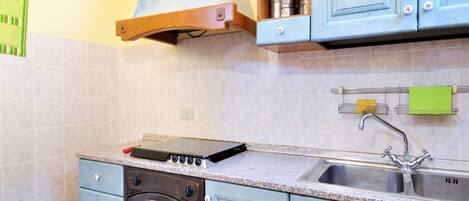 Réfrigérateur, four, plaque de cuisson