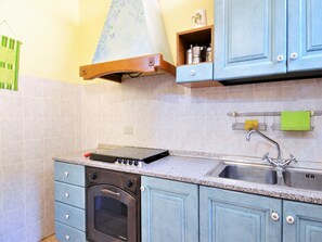 Frigorífic, forn i placa de cuina