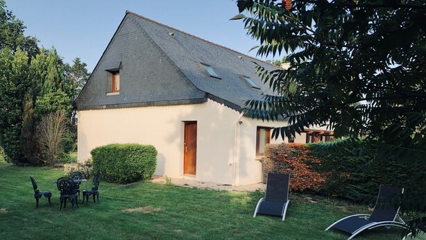 A house with a sloped roof, a small porch, and a well-maintained lawn. - Southern Brittany - peace and quiet by the sea (Noyal-Muzillac)