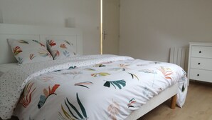 A bedroom with a bed, a nightstand, and a dresser. - Southern Brittany - peace and quiet by the sea (Noyal-Muzillac)