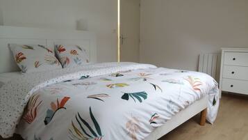 3 bedrooms, travel crib, free WiFi, bed sheets