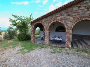 Outdoor dining - Belvilla by OYO Montenero (Castel del Piano)