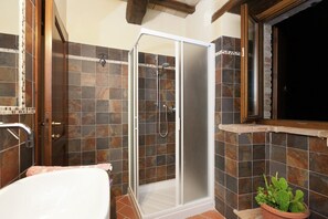 Shower, bidet - Farmhouse in Marche with Pool and Views (Mercatello sul Metauro)