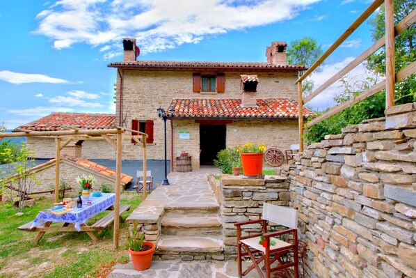Outdoor dining - Farmhouse in Marche with Pool and Views (Mercatello sul Metauro)