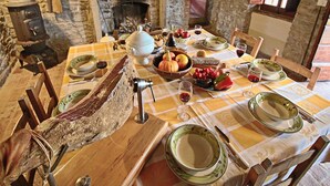 Una mesa rústica dispuesta con platos, tazones y una variedad de frutas y verduras.