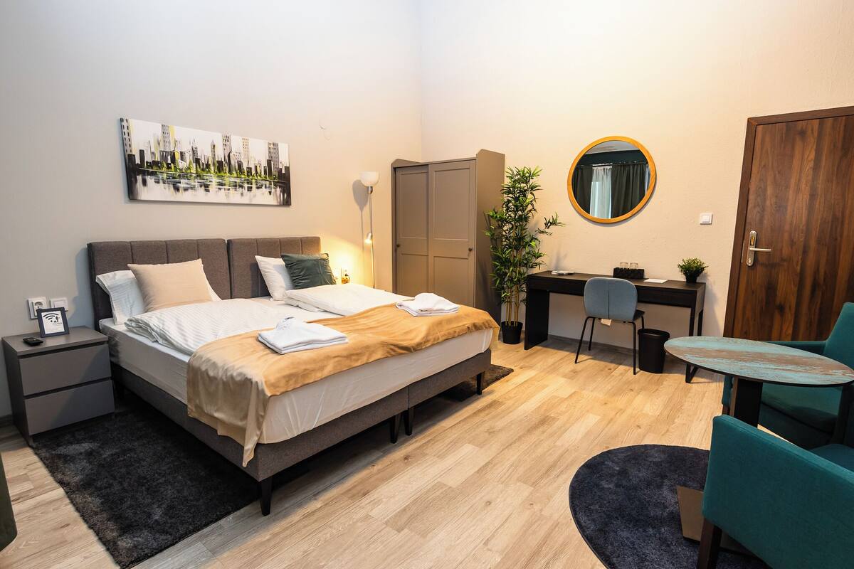 Comfort dubbelrum | Skrivbord, arbetsyta för laptop, gratis wi-fi och sängkläder