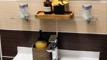 Quarto casal conforto | Banheiro | Chuveiro, produtos de toalete grátis, secador de cabelo