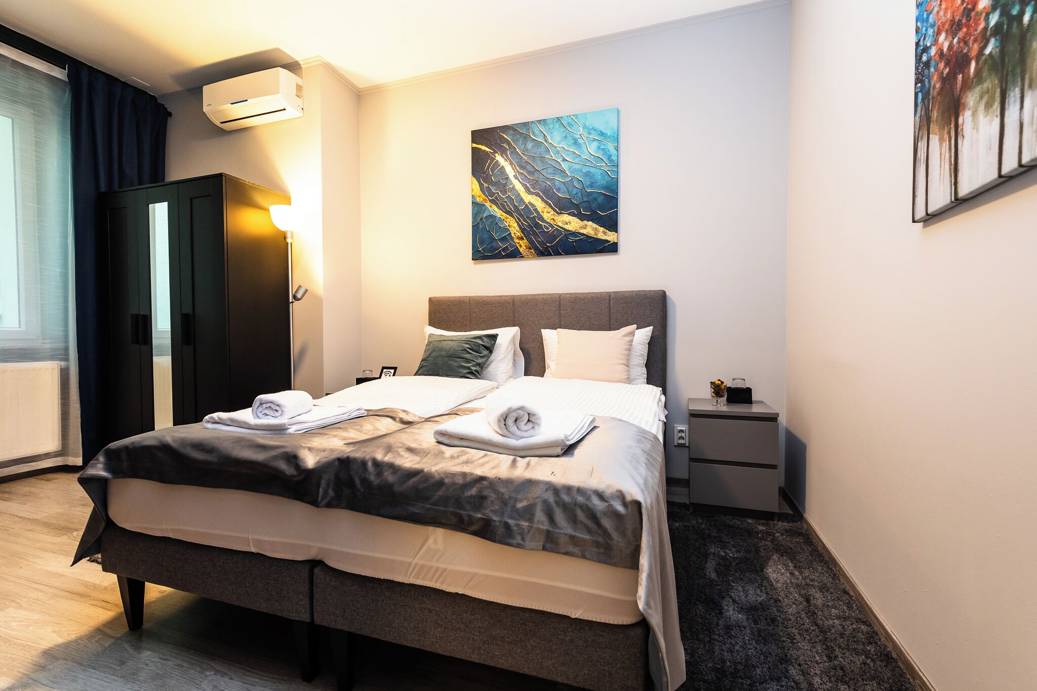 مكتب ومساحة عمل للكمبيوتر المحمول وواي فاي مجانًا وملاءات أسرّة