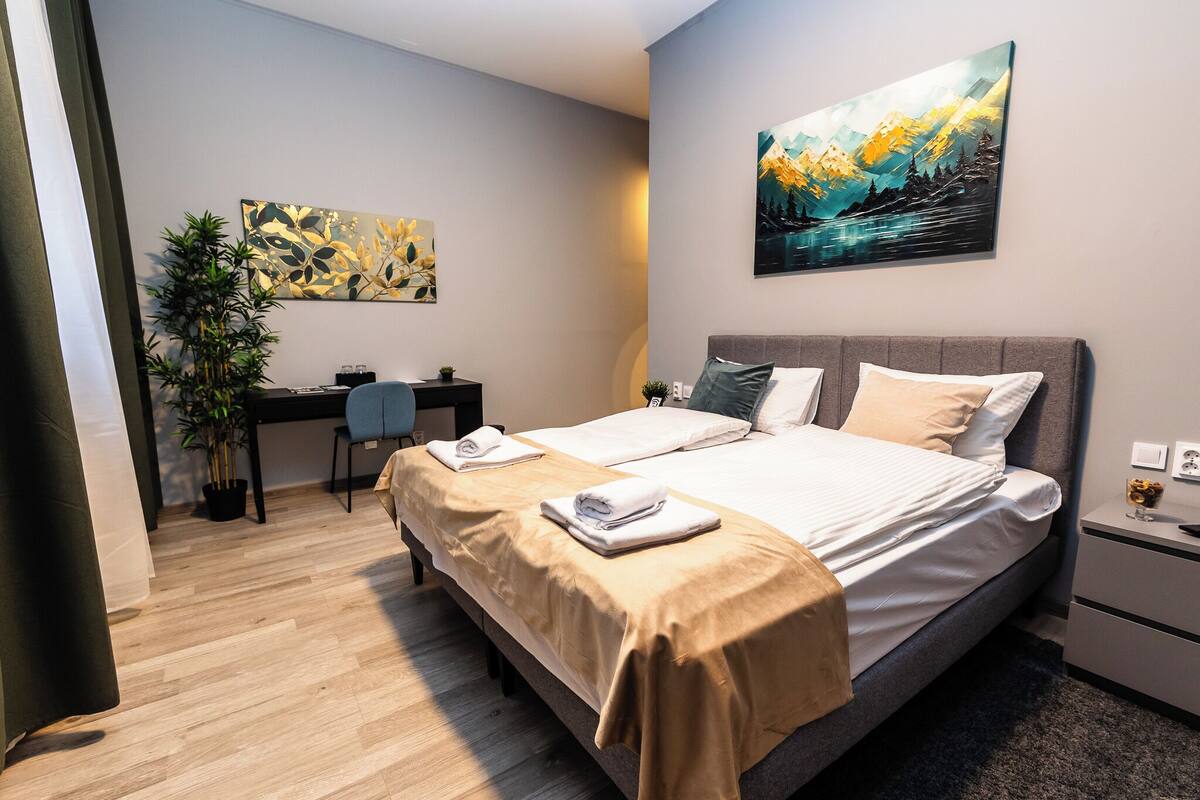 Comfort dubbelrum | Skrivbord, arbetsyta för laptop, gratis wi-fi och sängkläder