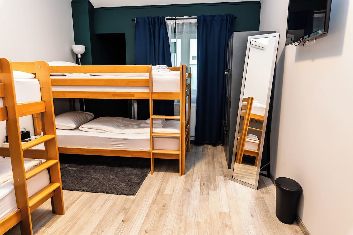 Dormitorio compartido clƔsico, solo para hombres | Escritorio, espacio para trabajar con laptop y wifi gratis