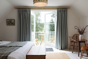 3 bedrooms, desk, iron/ironing board, travel cot