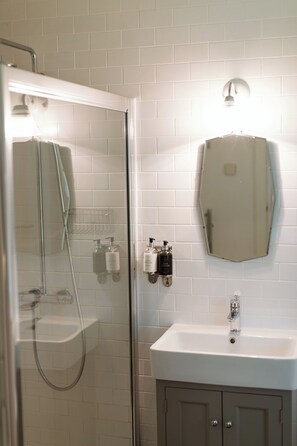 Douche, séchoir à cheveux, serviettes fournies, savon