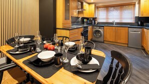 A modern kitchen with wooden cabinets, a built-in oven, and a washing machine. - Cozy home in Bristol,Contractors, Relocation, Families, Parking, WIFI,SMARTTV (Bristol)