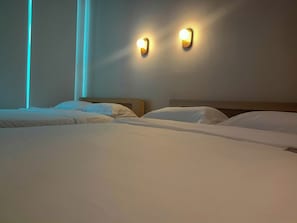 Familien-Doppelzimmer, Stadtblick | Laptopgeeigneter Arbeitsplatz, schallisolierte Zimmer