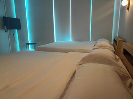 Habitación familiar doble, vistas a la ciudad | Espacio para trabajar con un portátil y sistema de insonorización