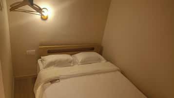 Laptop workspace, soundproofing, iron/ironing board, free WiFi