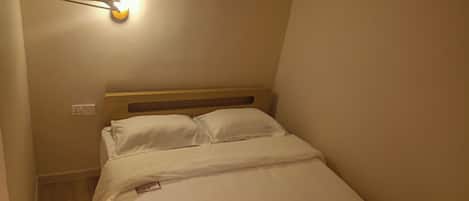 Standard Room | Laptop workspace, soundproofing, iron/ironing board, free WiFi