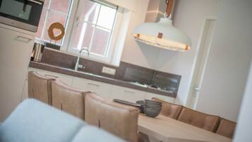 Een koelkast, een magnetron, een vaatwasser