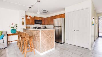 Frigorífico, microondas, horno y placa de cocina