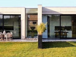 Outdoor dining - Dalhem Villa with Garden (Dalhem)