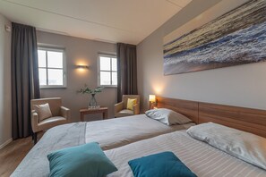3 bedrooms, free WiFi - Holiday Home in Colijnsplaat by the Lake (Colijnsplaat)