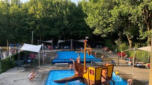 A swimming pool with a slide and a small play area. - Chalet near Loonse and Drunense Duinen (Udenhout)