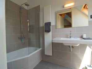 Shower - Family Home w/ Trampoline (Haaren)