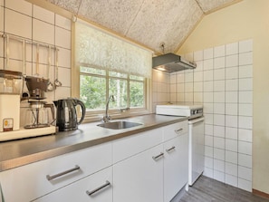 Réfrigérateur, plaque de cuisson, cafetière/bouilloire